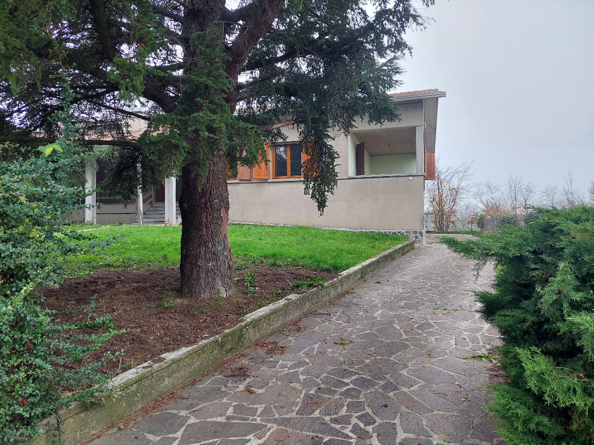 VILLA ABBINATA in zona Albinea  a Albinea