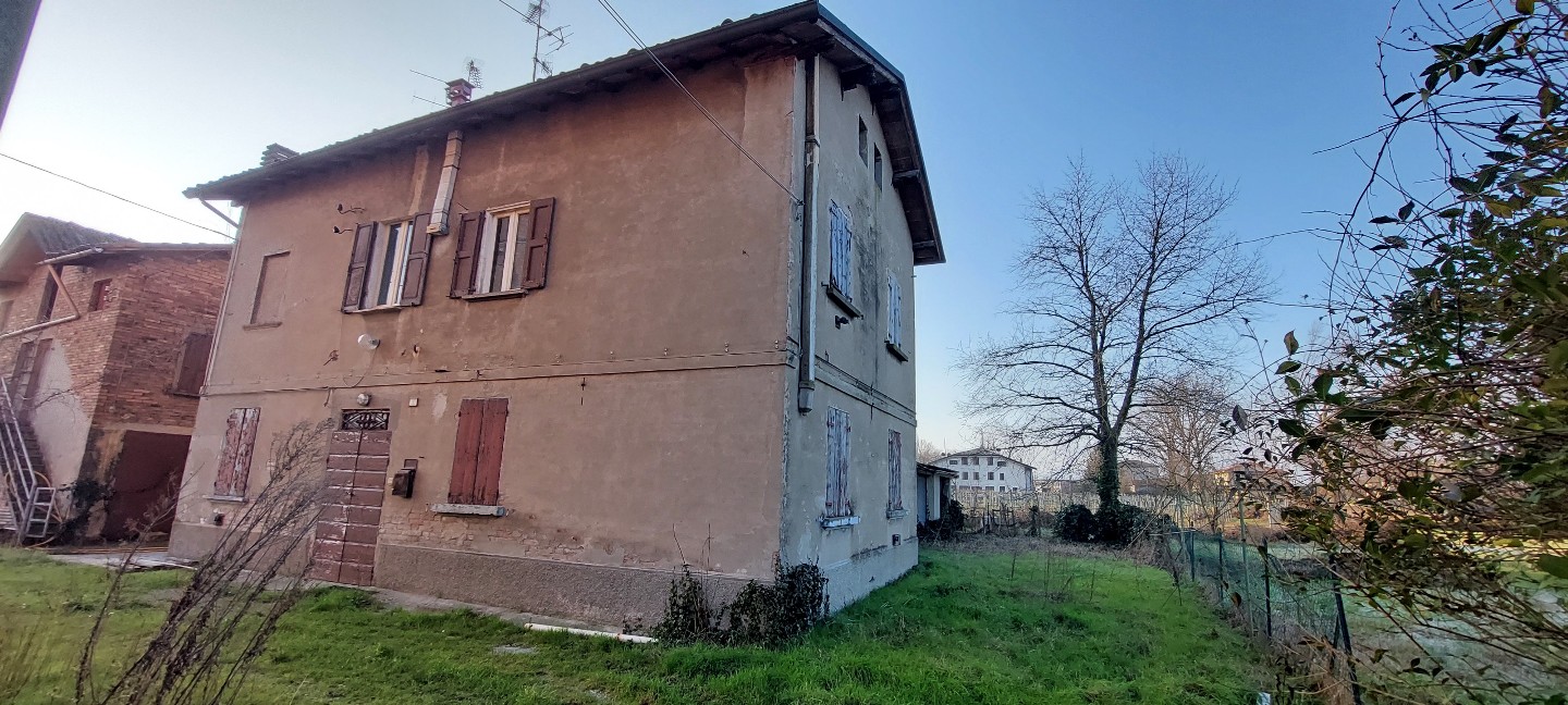 CASA SINGOLA in zona Sabbione a Reggio Emilia